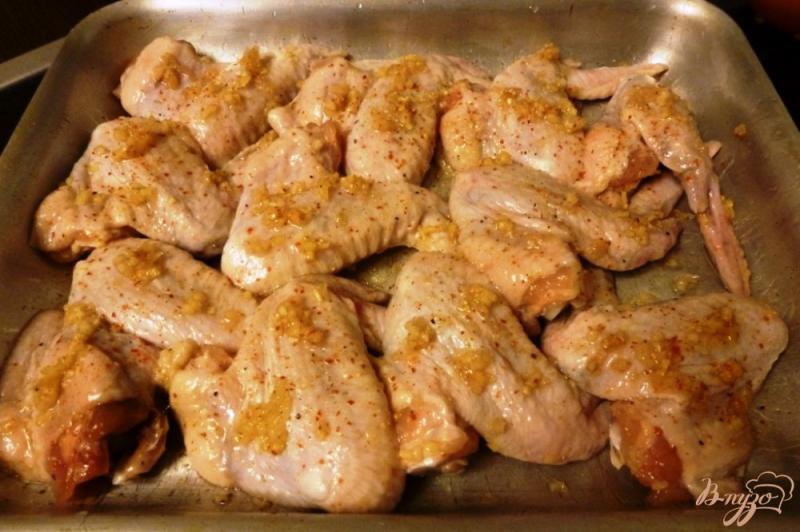Фото приготовление рецепта: Куриные крылышки,маринованные с рыбным соусом шаг №3