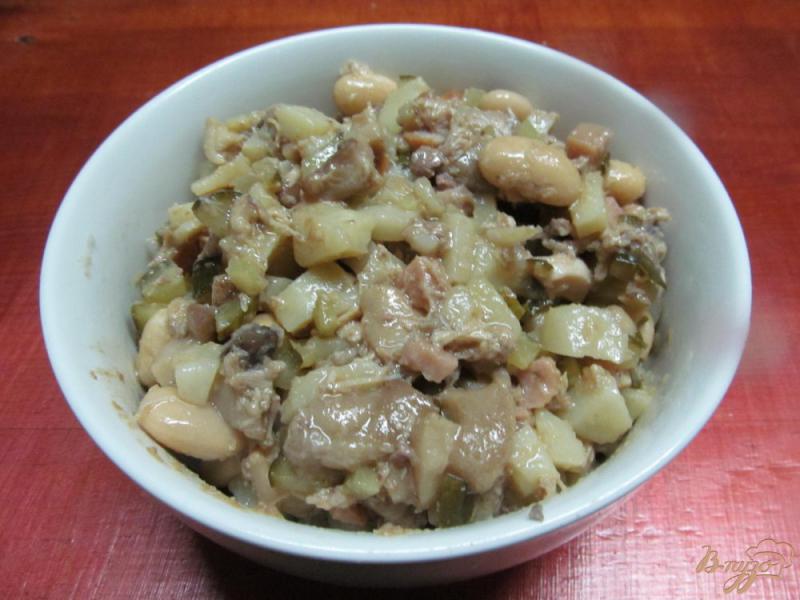 Фото приготовление рецепта: Салат с фасолью грибами без майонеза шаг №4