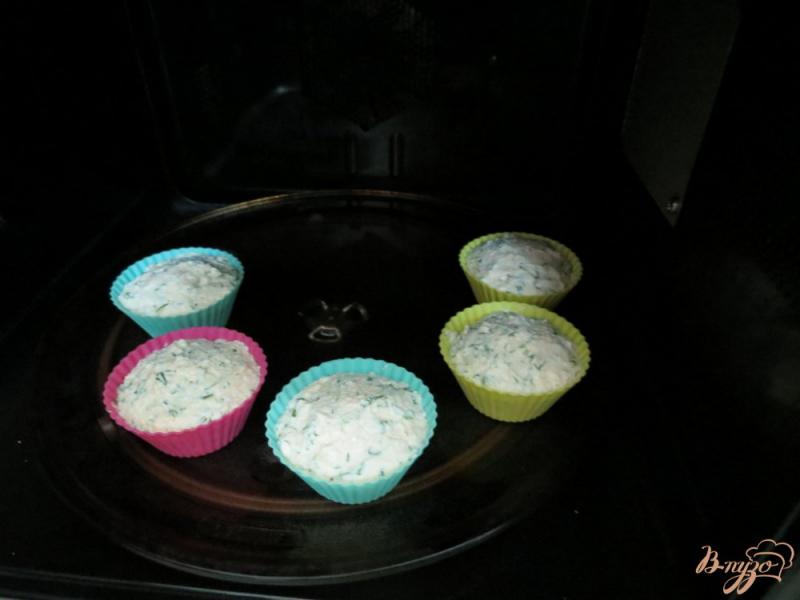 Фото приготовление рецепта: Творожные закусочные кексы шаг №8