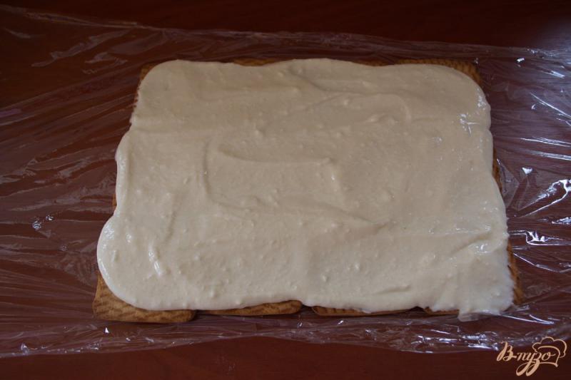 Фото приготовление рецепта: Тортик из печенья с бананом шаг №4