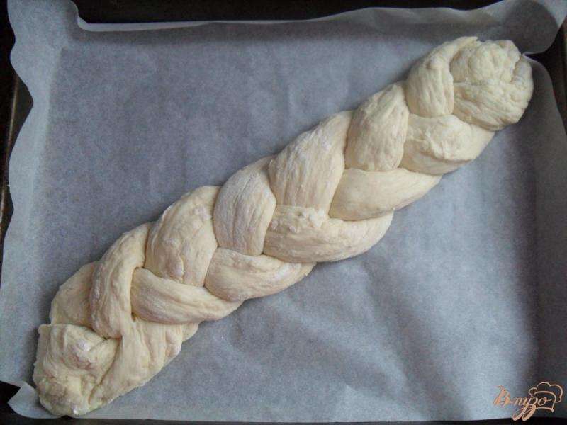 Фото приготовление рецепта: Плетенка-хлеб на молоке шаг №4