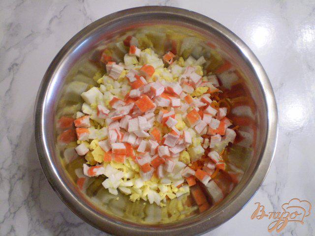 Фото приготовление рецепта: Салат к морковью и крабовыми палочками шаг №3