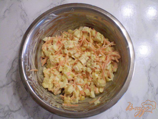 Фото приготовление рецепта: Салат к морковью и крабовыми палочками шаг №5