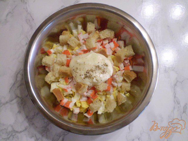Фото приготовление рецепта: Салат к морковью и крабовыми палочками шаг №4