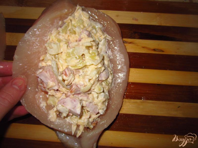 Фото приготовление рецепта: Куриная грудка фаршированная с копчеными сосисками и сыром шаг №5