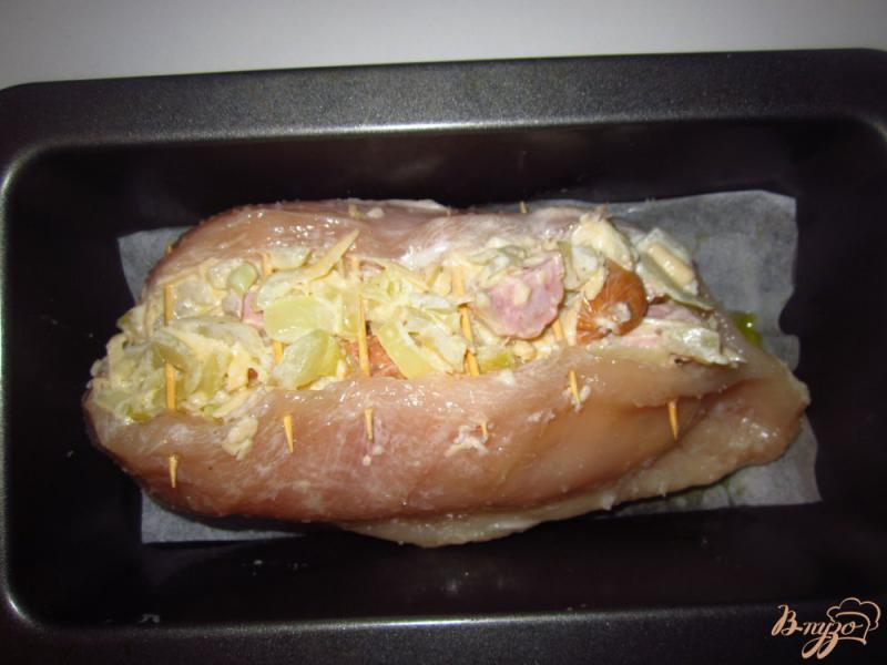 Фото приготовление рецепта: Куриная грудка фаршированная с копчеными сосисками и сыром шаг №6