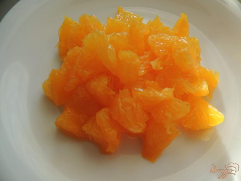 Фото приготовление рецепта: Салат с курицей и апельсинами шаг №5