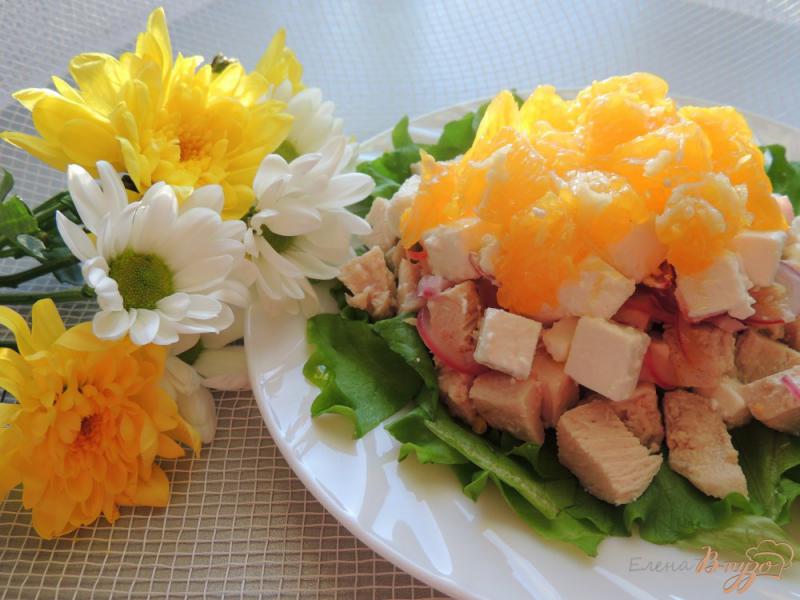 Фото приготовление рецепта: Салат с курицей и апельсинами шаг №7