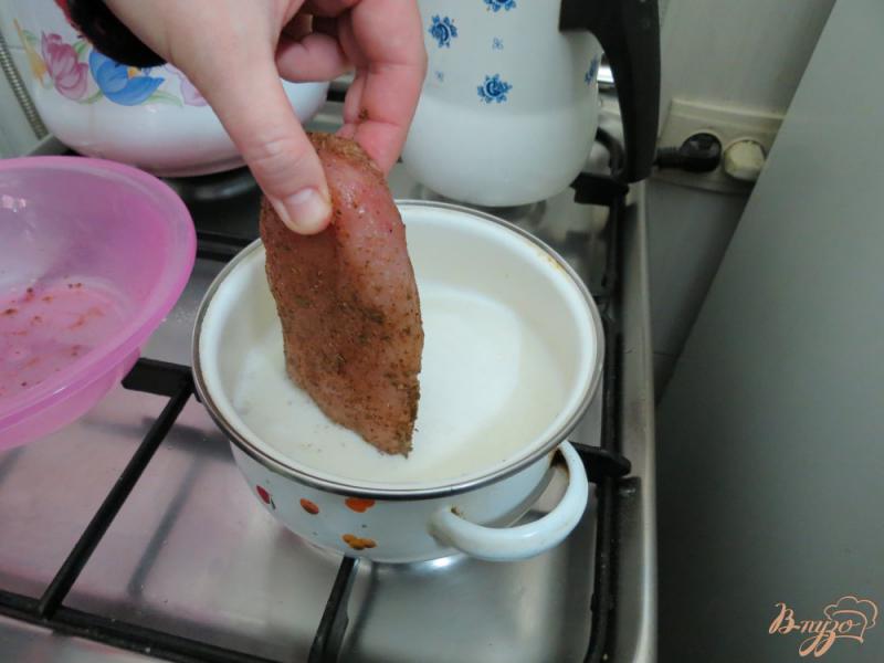 Фото приготовление рецепта: Куриное филе в молоке шаг №4
