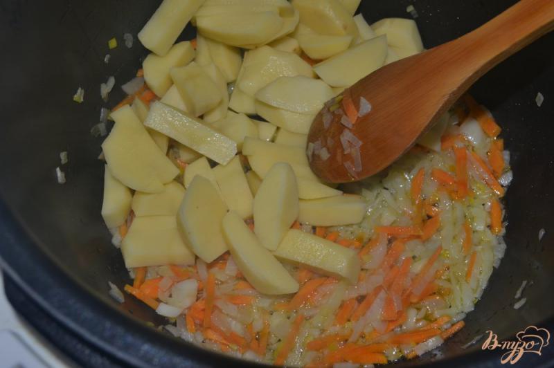 Фото приготовление рецепта: Зеленый борщ с консервированным щавлем и шпинатом в мультиварке шаг №5