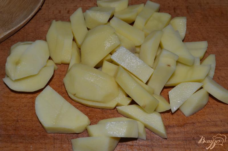 Фото приготовление рецепта: Зеленый борщ с консервированным щавлем и шпинатом в мультиварке шаг №4