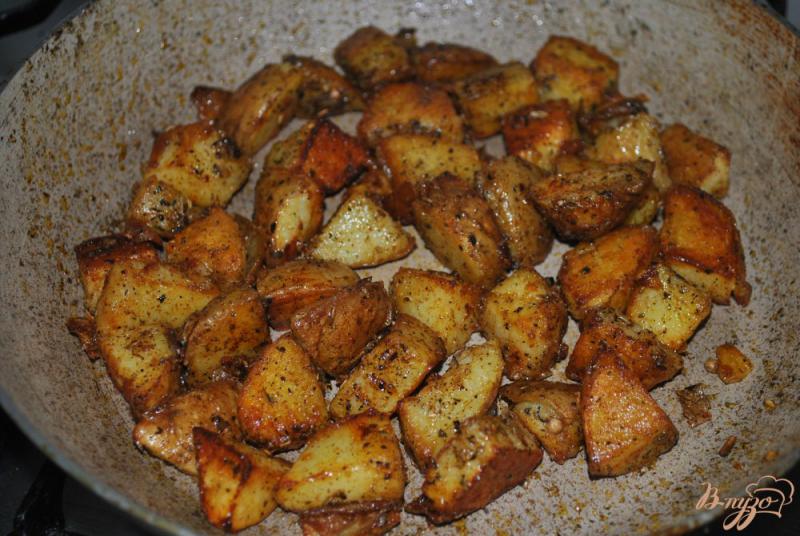 Фото приготовление рецепта: Теплый салат с картофелем и овощами шаг №8