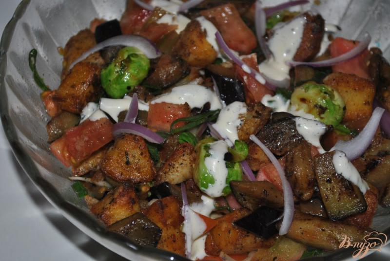 Фото приготовление рецепта: Теплый салат с картофелем и овощами шаг №14