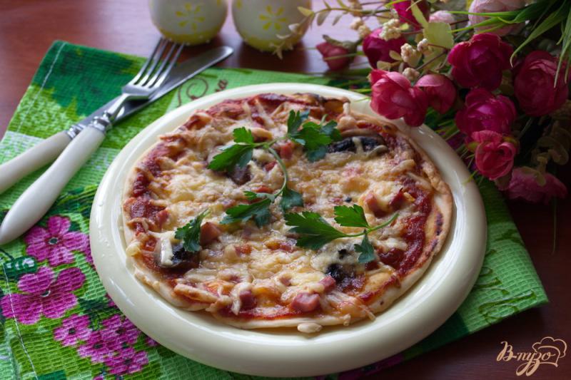 Фото приготовление рецепта: Пицца с грибами, ветчиной и маслом шаг №4