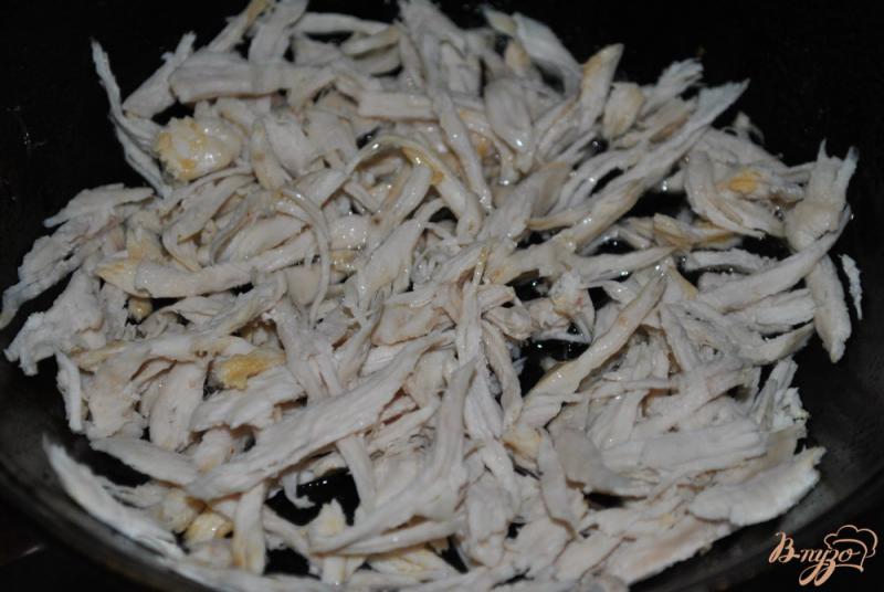 Фото приготовление рецепта: Рисовая вермишель с курицей и овощами шаг №3