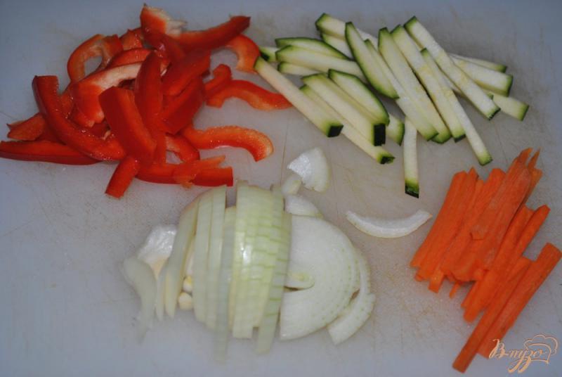 Фото приготовление рецепта: Рисовая вермишель с курицей и овощами шаг №1