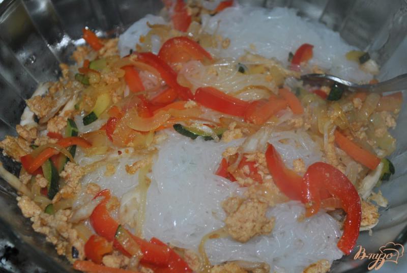 Фото приготовление рецепта: Рисовая вермишель с курицей и овощами шаг №8