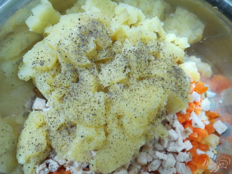 Фото приготовление рецепта: Мясной салат с куриным филе шаг №9