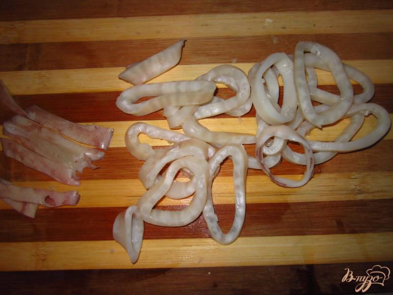 Фото приготовление рецепта: Паста с кальмарами в соевом соусе шаг №2