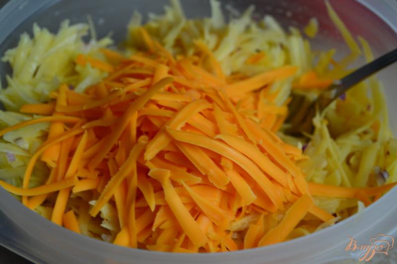 Фото приготовление рецепта: Картофельные рости с красным луком и сыром шаг №4