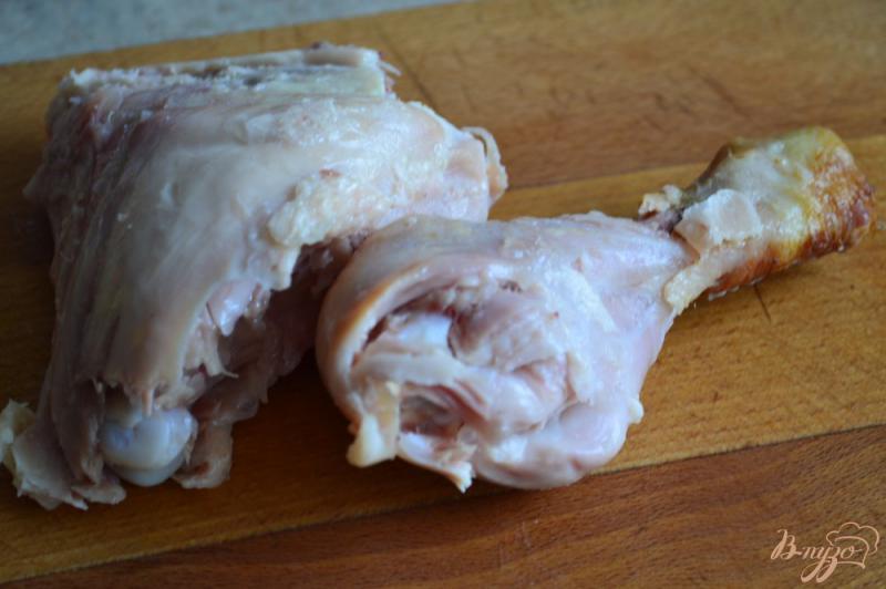 Фото приготовление рецепта: Салат с копченой курицей и киви шаг №1