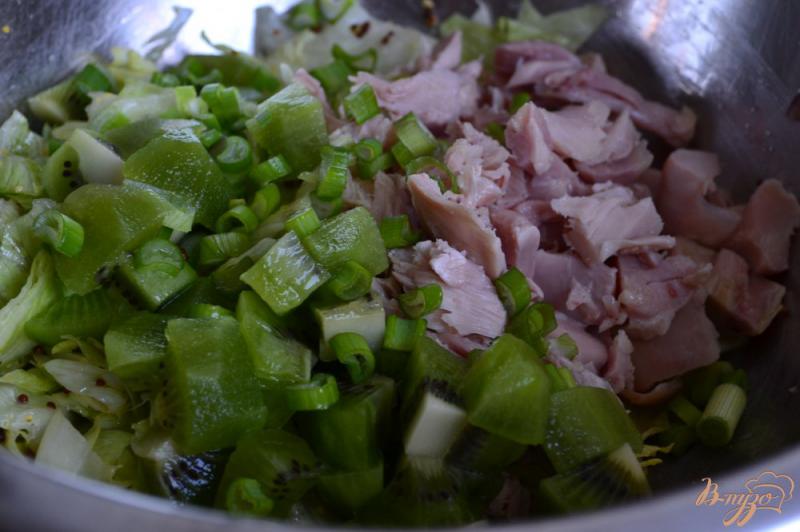 Фото приготовление рецепта: Салат с копченой курицей и киви шаг №4