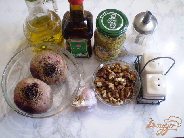 Фото приготовление рецепта: Свекольный салат с орехами шаг №1