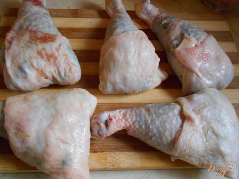 Фото приготовление рецепта: Фаршированные куриные окорочка шаг №9