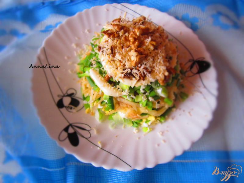 Фото приготовление рецепта: Салат с яйцом, орехами и яблоком шаг №9