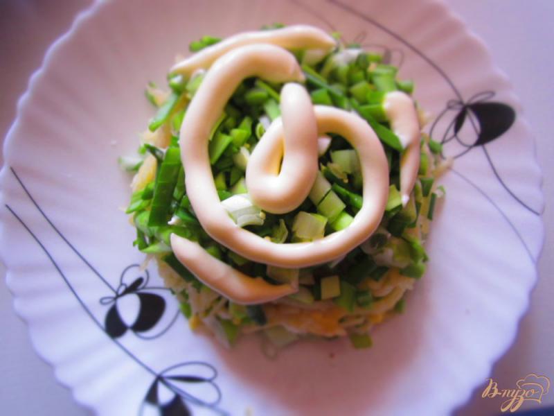 Фото приготовление рецепта: Салат с яйцом, орехами и яблоком шаг №7