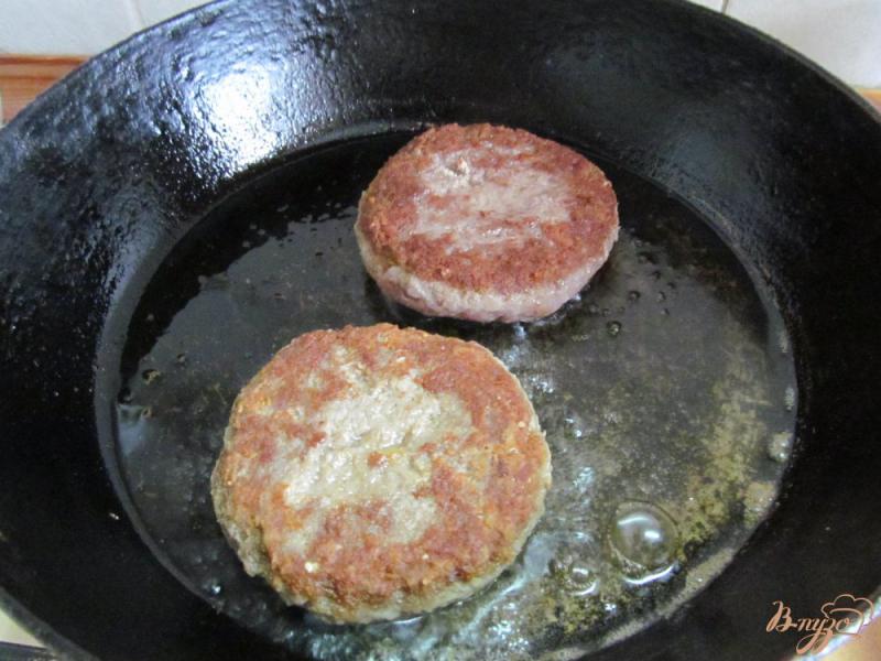 Фото приготовление рецепта: Гамбургер с салатом шаг №4