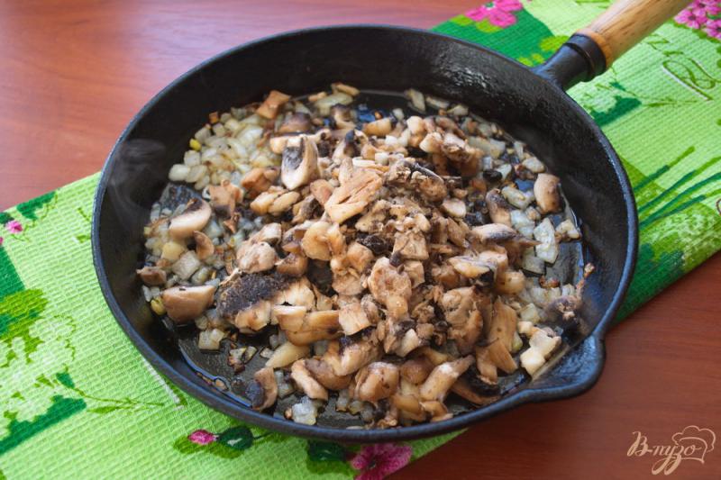 Фото приготовление рецепта: Соус -дипс из грибов и сыра шаг №4