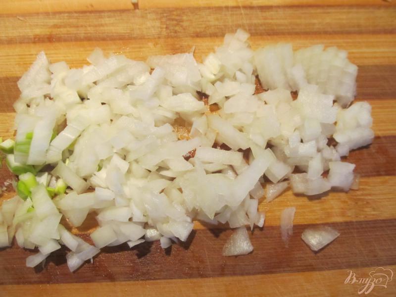 Фото приготовление рецепта: Лапша с шампиньонами в сметанно-соевом соусе шаг №2