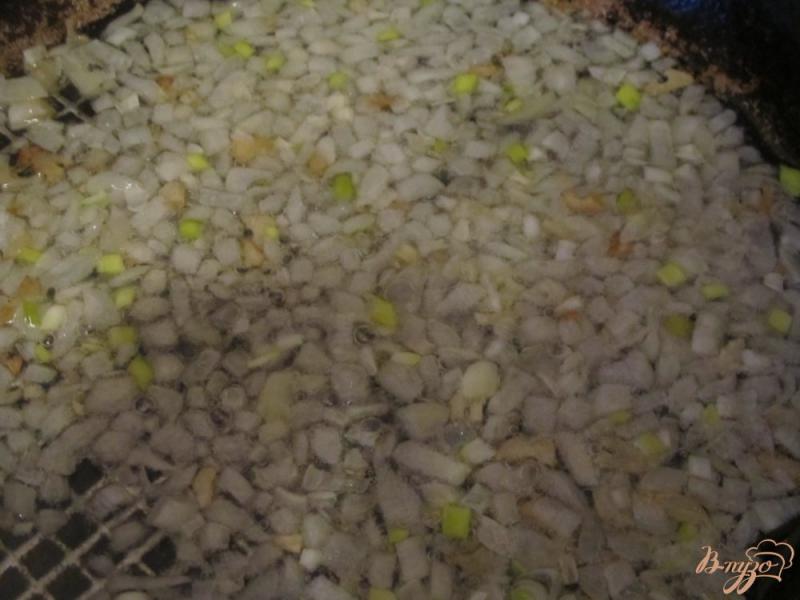 Фото приготовление рецепта: Лапша с шампиньонами в сметанно-соевом соусе шаг №3