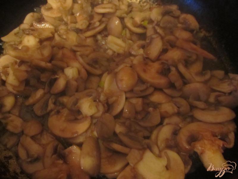 Фото приготовление рецепта: Лапша с шампиньонами в сметанно-соевом соусе шаг №4