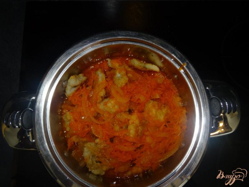Фото приготовление рецепта: Филе хека в томатном соусе шаг №9