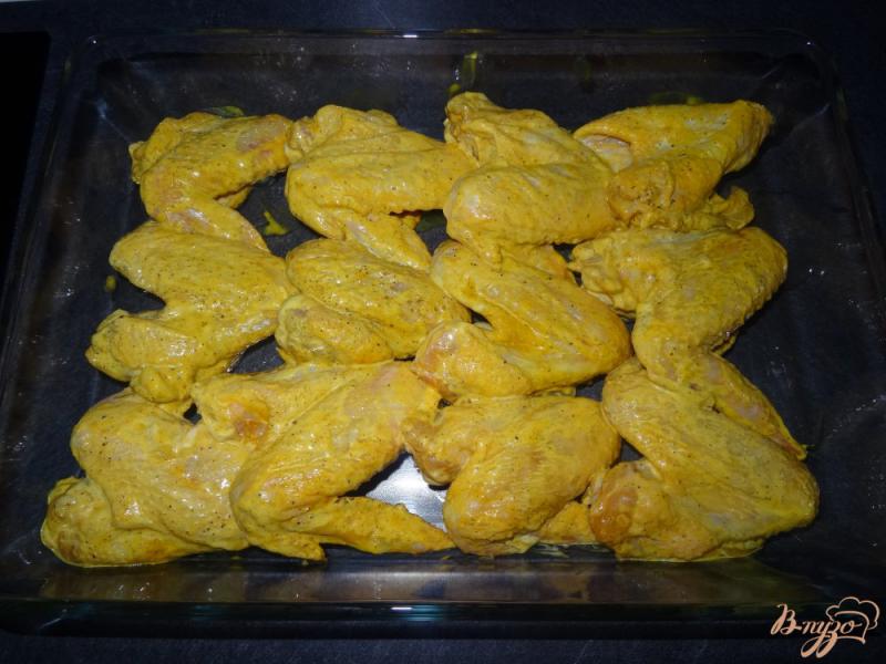 Фото приготовление рецепта: Куриные крылышки маринованные в майонезе шаг №4
