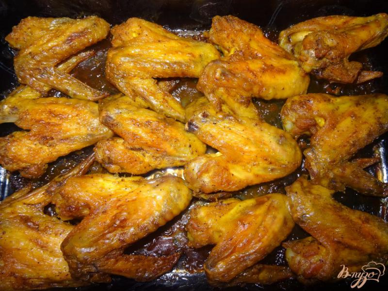 Фото приготовление рецепта: Куриные крылышки маринованные в майонезе шаг №5