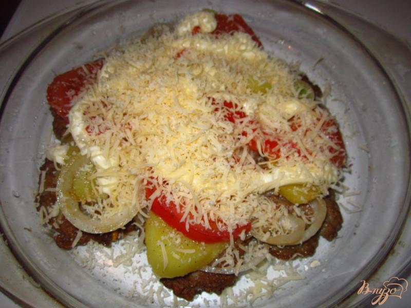 Фото приготовление рецепта: Печеночные блины с помидорами под сыром шаг №7