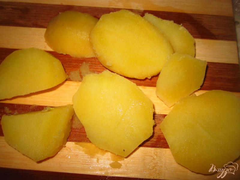 Фото приготовление рецепта: Печеночные блины с помидорами под сыром шаг №2