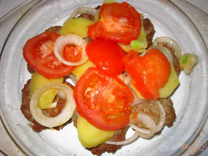 Фото приготовление рецепта: Печеночные блины с помидорами под сыром шаг №6