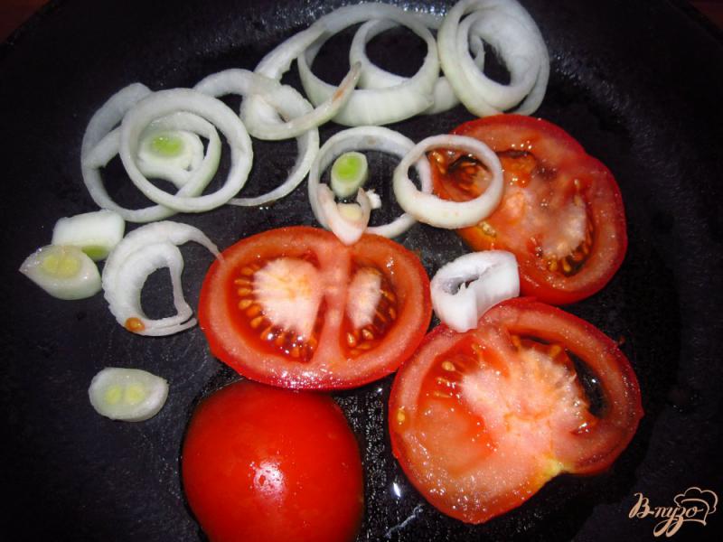 Фото приготовление рецепта: Печеночные блины с помидорами под сыром шаг №4