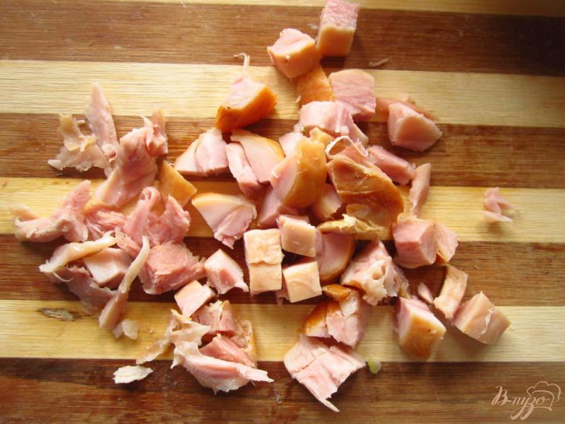 Фото приготовление рецепта: Салат с копченой курицей и черемшой шаг №4