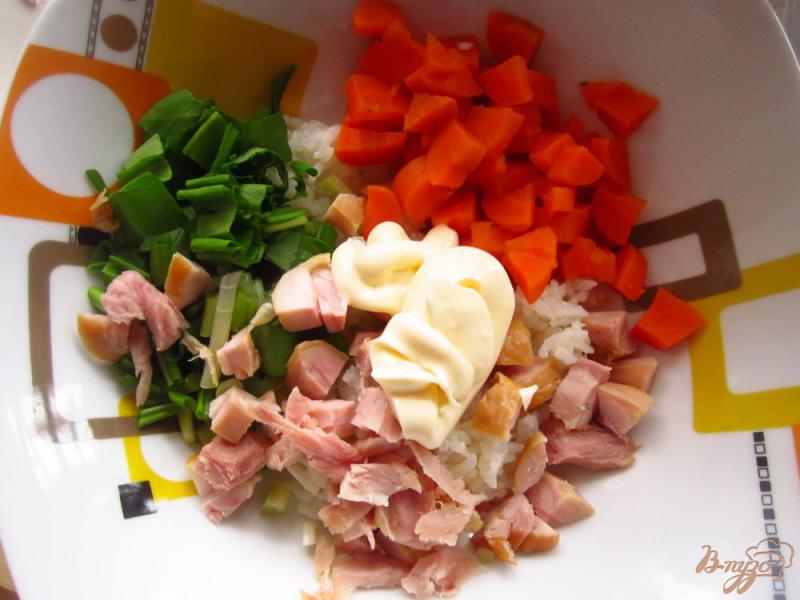 Фото приготовление рецепта: Салат с копченой курицей и черемшой шаг №5
