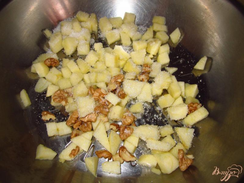 Фото приготовление рецепта: Сладкие лепешки с яблоком шаг №2