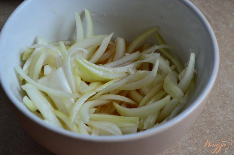 Фото приготовление рецепта: Салат с шампиньонами и рисовой лапшой шаг №5
