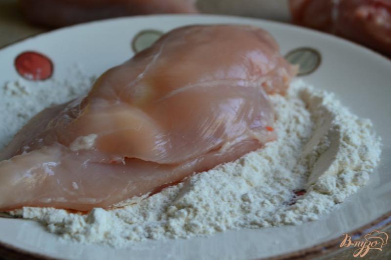 Фото приготовление рецепта: Куриные грудки с сыром и креветками шаг №3