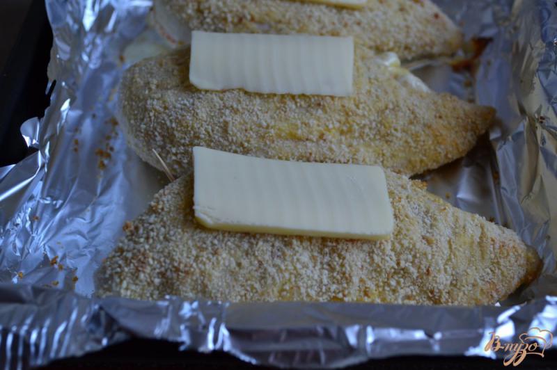 Фото приготовление рецепта: Куриные грудки с сыром и креветками шаг №5