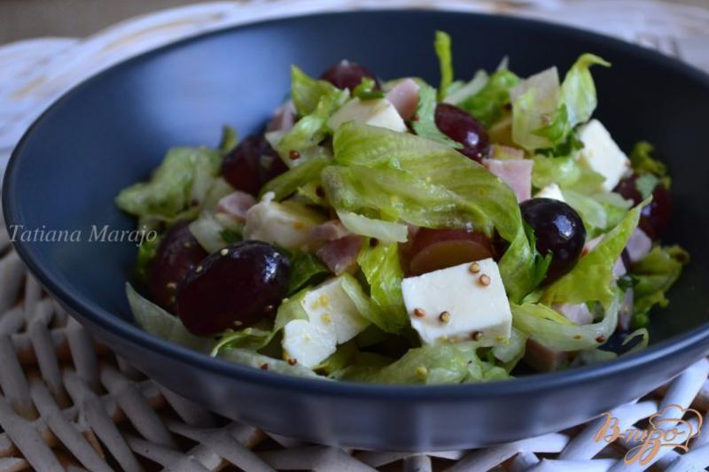 Фото приготовление рецепта: Салат с виноградом, ветчиной и сыром шаг №4