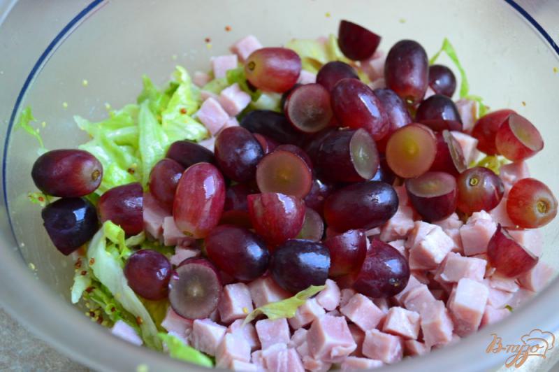 Фото приготовление рецепта: Салат с виноградом, ветчиной и сыром шаг №2